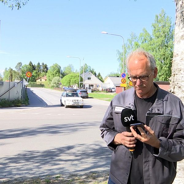 Jan-Olov Carlsson, klubbordförande på Volvo lastvagnar, står utanför Volvo i Umeå och läser på en smartphone.