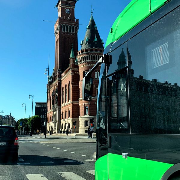 En buss som kör förbi rådhuset i Helsingborg.
