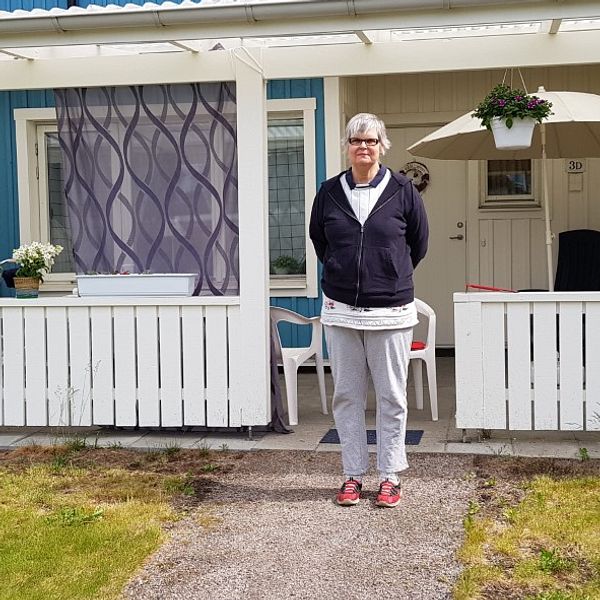 Helena Bergström i Borlänge utanför sitt hus där hon varit isolerad i drygt tre månader.