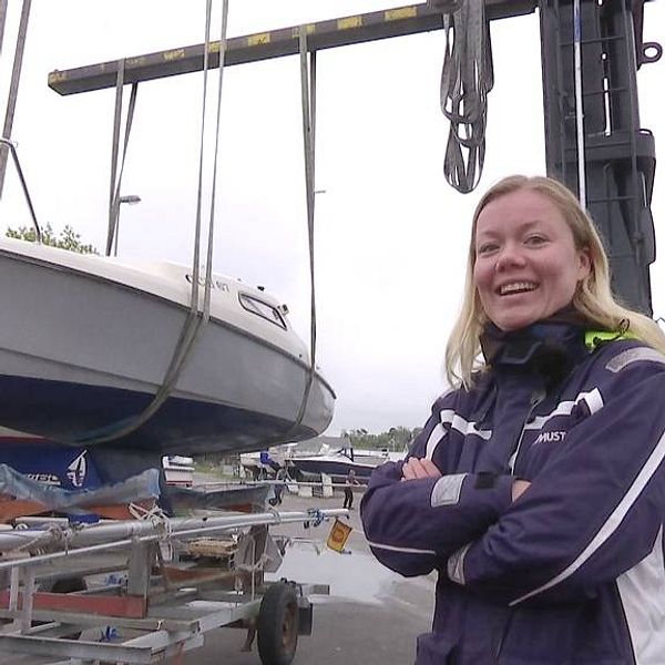 Helga Söderström sjösätter sin första segelbåt, en stortriss MK2.