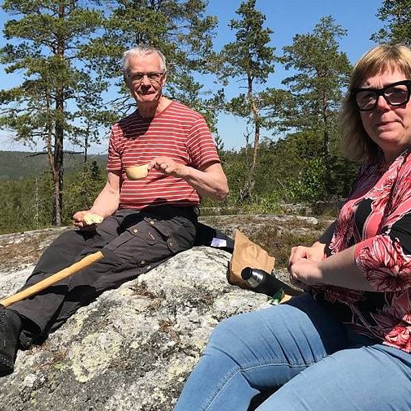 Vandringsguiden Bengt Wallin och kommunalrådet Malin Svanholm (S)