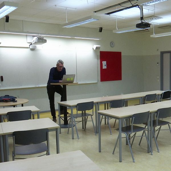 Lärare i ett tomt klassrum. Distansundervisning.