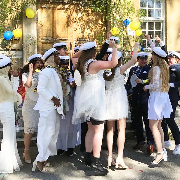 En avgångsklass på Staffangymnasiet firar studenten i en klunga i samband med utspringet.