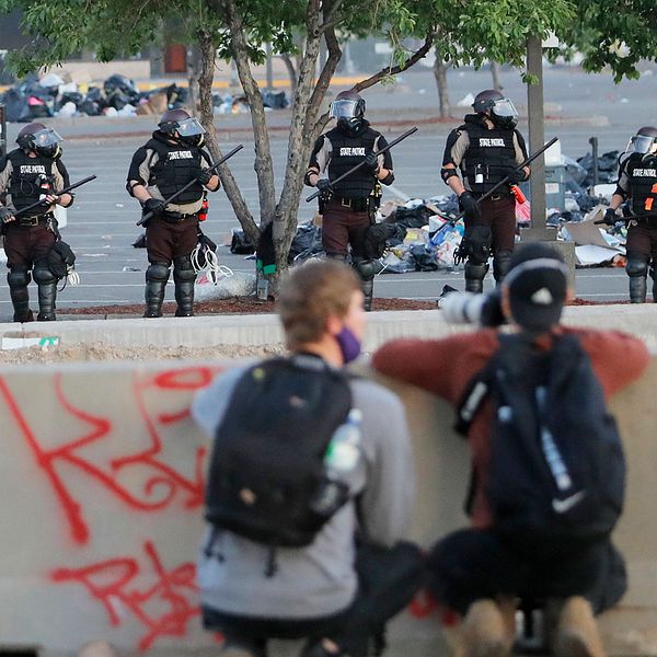 Arkivbild. Fotografer och polis i  Minneapolis den 31 maj 2020 under demonstationer på grund av  afroamerikanen George Floyds död efter polisingripande knappt en vecka tidigare.