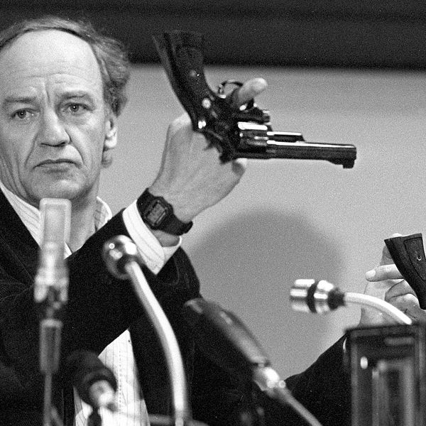 Länspolismästare Hans Holmér håller upp två revolvrar av märket Smith & Wesson 357 Magnum under en presskonferens på polishuset i Stockholm 31:a mars 1986. Detta slags vapen tros vara den typ av vapen som kan ha använts vid mordet på Sveriges statsminister Olof Palme.