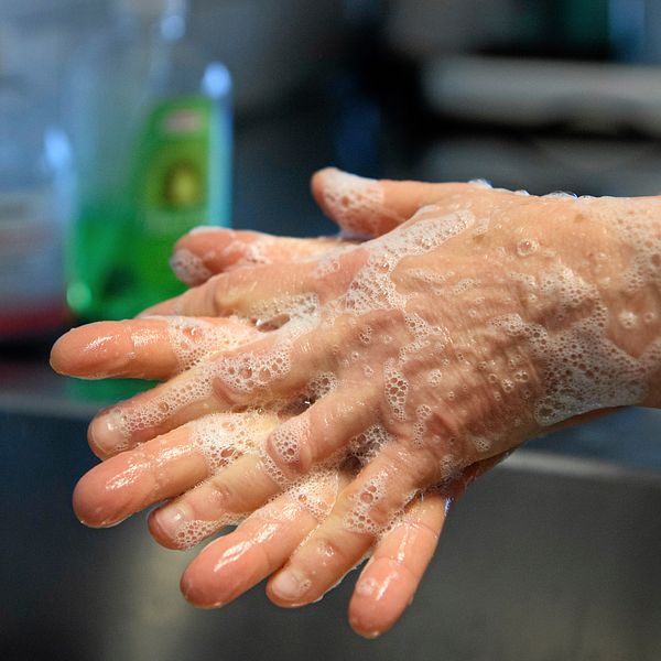 Person som tvättar händerna med tvål.