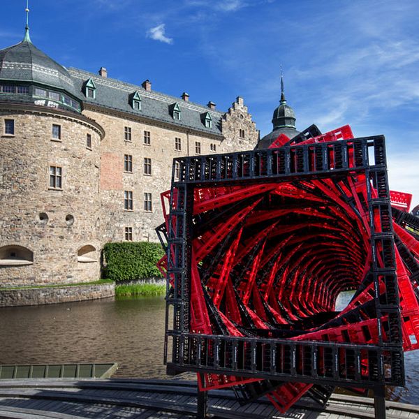 En stor legoliknande spiral i plast framför Örebro slott