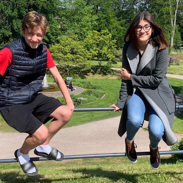 Carl Lennström och Lea Raduli i Halmstad är två ungdomar som tvingats styra om sina sommarplaner på grund av covid-19.