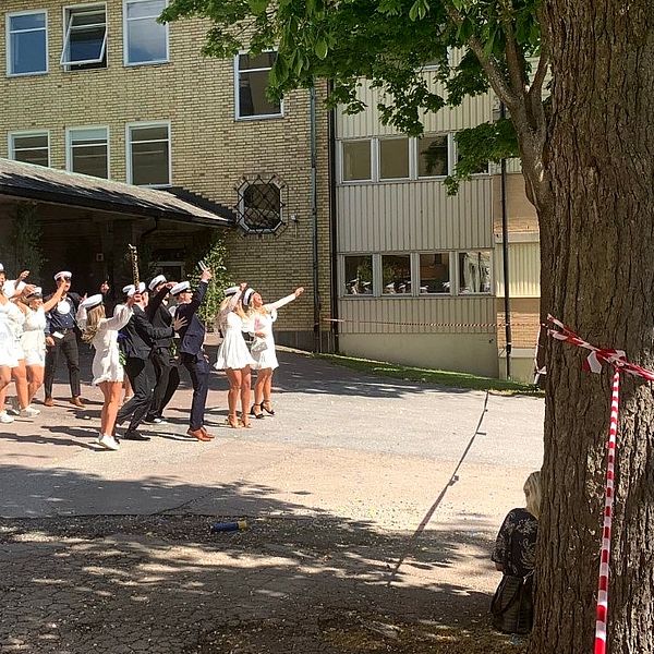 Det var glada tjut när studenterna på Solbergagymnasiet fick sprang ut idag.
