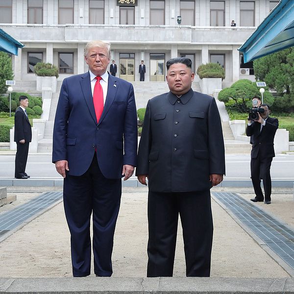 USA:s president Donald Trump och Nordkoreas ledare Kim Jong Un när de möttes vid stilleståndslinjen mellan Nord- och Sydkorea den 30 juni 2019.