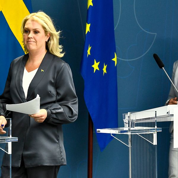 Socialminister Lena Hallengren (S) och Marie Morell, ordförande i sjukvårdsdelegationen på Sveriges Kommuner och Regioner