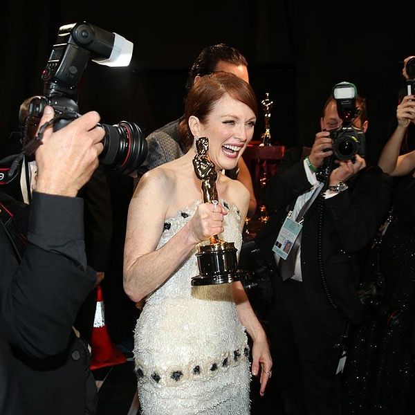 Natten mot måndag hölls den 87:e upplagan av Oscarsgalan. Skådespelaren Julianne Moore fick en statyett för sin insats i filmen Still Alice.