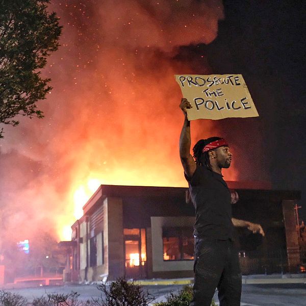 Demonstranter har tänt eld på snabbmatsrestaurangen vid vilken en svart man sköts till döds av polis i Atlanta under fredagen