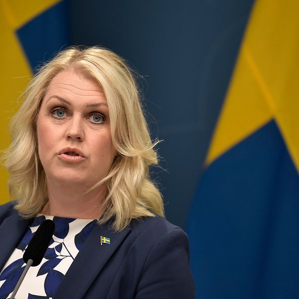 Socialminister Lena Hallengren under en pressträff med anledning av covid-19.