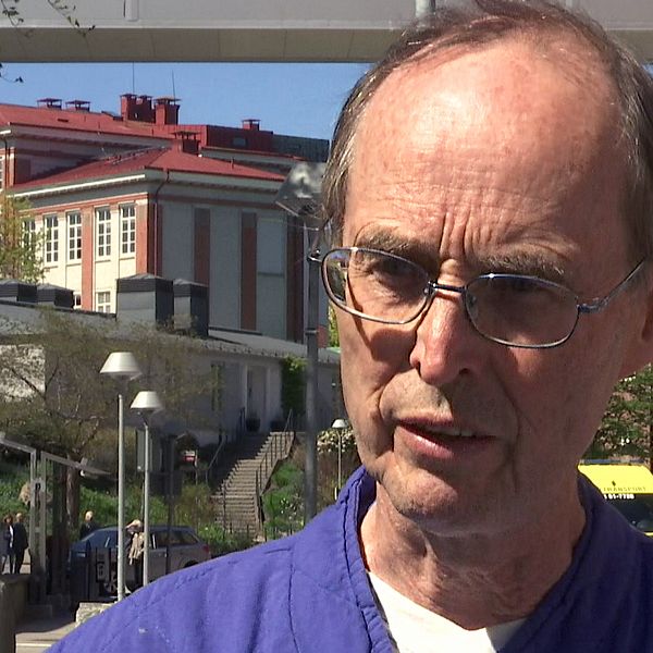 Kai Knudsen, docent och IVA-överläkare på Sahlgrenska sjukhuset, blir intervjuad av SVT Nyheter.