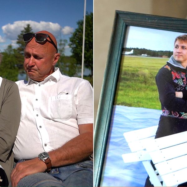 Ett sorgset par sitter med gråten i halsen i sommarmiljö, till höger en bild på sonen som omkom för ett år sedan