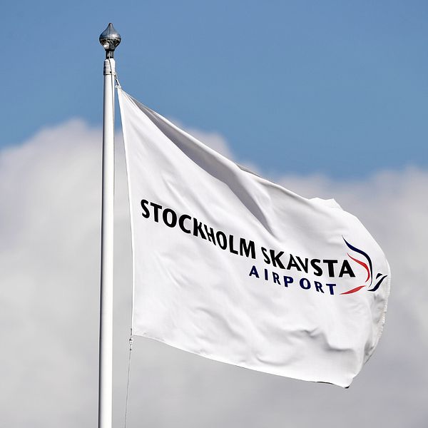 En flagga med texten ”Stockholm skavsta airport” vajar i vinden.