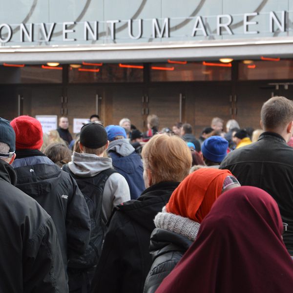 Kö av arbetssökande utanför Conventum i Örebro