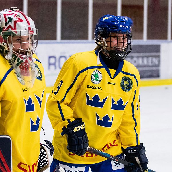 Sveriges målvakt Ida Boman och Klara Kenttälä under uppvärmningen inför ishockeymatchen mellan Sverige U18 och Finland U18 den 7 november i Enköping i november 2019.