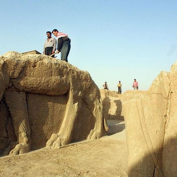 Terrorgruppen Islamiska staten (IS) har börjat skövla den antika assyriska staden Nimrud. Fornminnen krossas med bulldozer. På bilden jobbar arkeologer med att gräva fram verken 2001.