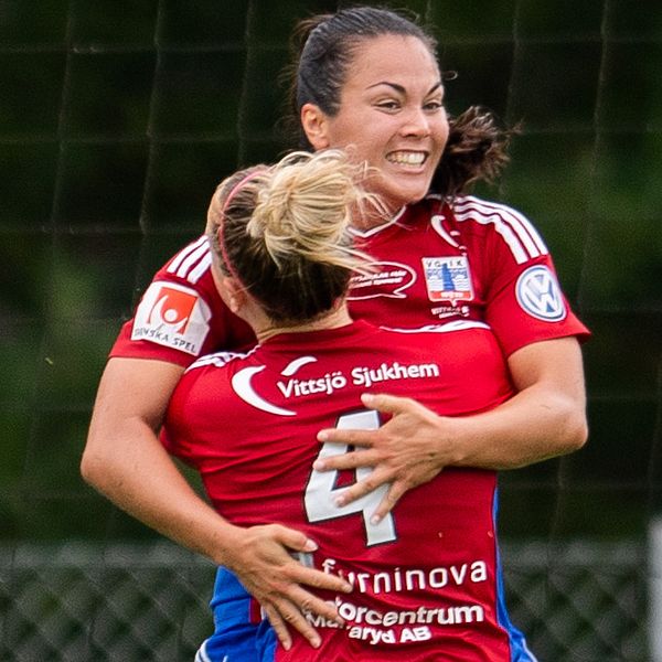 Vittsjös Michelle De Jongh joch Catherine Joan Bott jublar medan Piteås Cecilia Edlund deppar under fotbollsmatchen i Damallsvenskan mellan Vittsjö och Piteå den 19 augusti 2018 i Vittsjö.