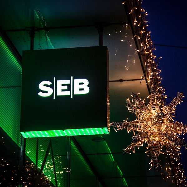 Efter att FI granskat SEB:s verksamhet, väntas man under dagen meddela om vilka konsekvenser banken ska få. Arkivbild SEB-skylt.