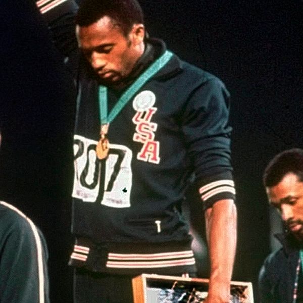 John Carlos (till höger) uppmanar IOK att ändra regler.