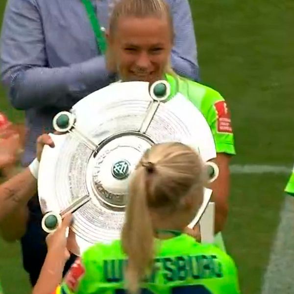 Fridolina Rolfö nätade i Wolfsburgs sista ligamatch, och fick sedan fira ligatiteln.