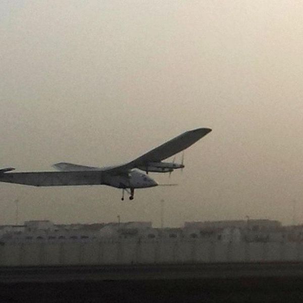 Flyget som drivs med solpaneler inleder sitt jordenruntförsök från Abu Dhabi