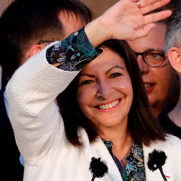 Socialisternas Anne Hidalgo vinkar glatt efter lokalvalet i Paris.