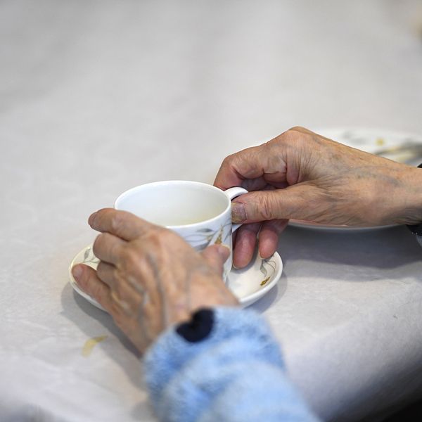 En äldre person dricker kaffe på ett äldreboende. Arkivbild.