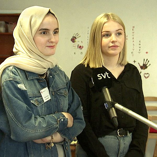Razan och Julia är två av de totalt 60 ungdomar som kommer att sommarjobba på Röda korset och Erikshjälpen.