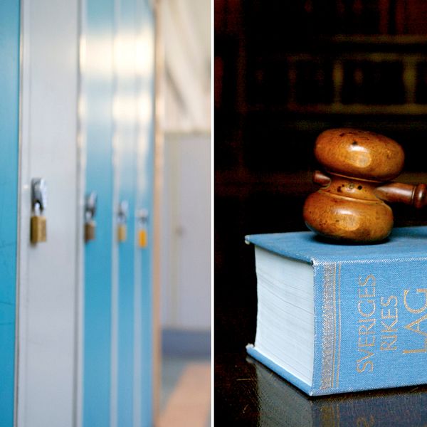 Blåa skåp med hänglås i en skolkorridor bredvid en bild på en klubba på en lagbok.