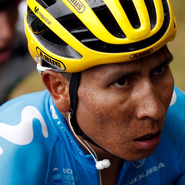 Nairo Quintana var nära en allvarlig olycka med en bil.