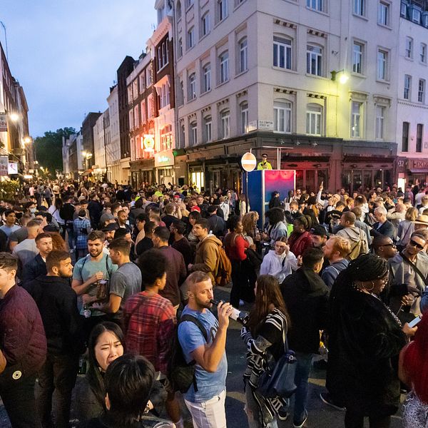 I Londonstadsdelen Soho var det trångt utanför pubarna på lördagskvällen när folk firade att det tre månader långa pubstoppet nu är hävt.