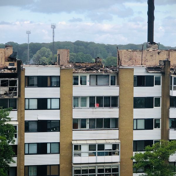 Det översta våningsplanet i lägenhetshuset blev totalförstört av branden.