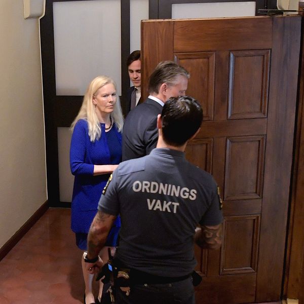 Anna Lindstedt går in i rättssalen tillsammans med advokat Conny Cedermark.