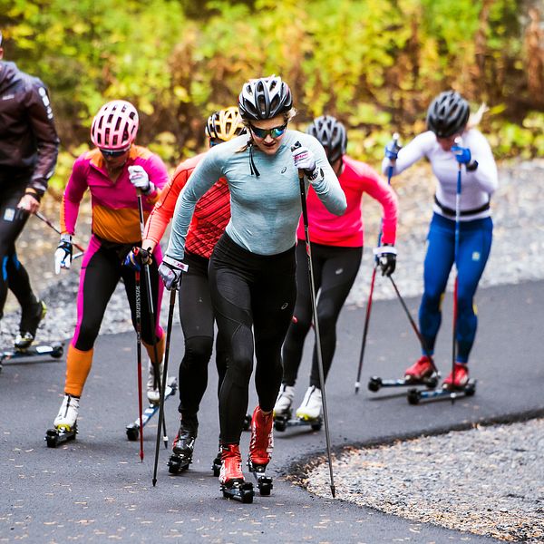 Östersunds kommun får inte ta ta betalt för rullskidåkning på skidstation i Östersund. På bilden Stina Nilsson, som tränar på rullskidor vid skidstadion. I bakgrunden syns bland annat Anna Haag och Ole Morten Iversen. Arkivbild.