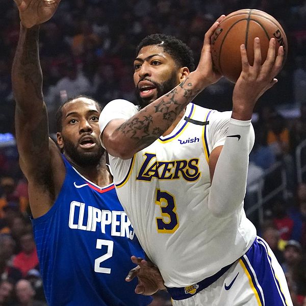 Duell mellan två storstjärnor: Los Angeles Clippers forward Kawhi Leonard i blått och Los Angeles Lakers forward Anthony Davis i vitt.