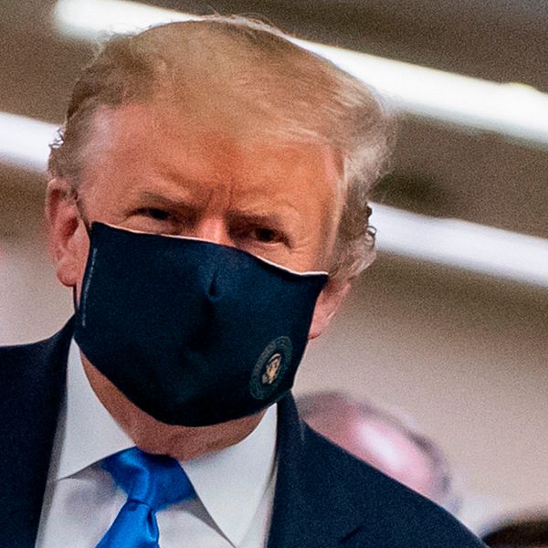 Donald Trump har setts bära munskydd offentligt för första gången.