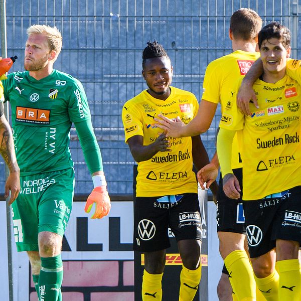 Mjällbys Mamudu Moro jublar efter 3-0 samtidigt som Häckens målvakt Peter Abrahamsson deppar.