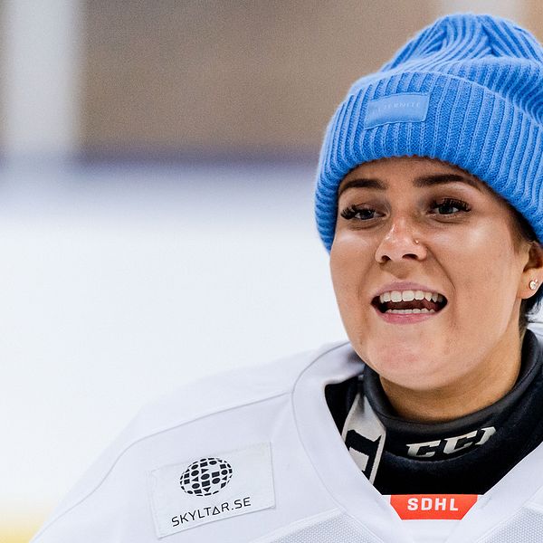 Målvakten Sofia Reideborn tar en paus från ishockeyn.