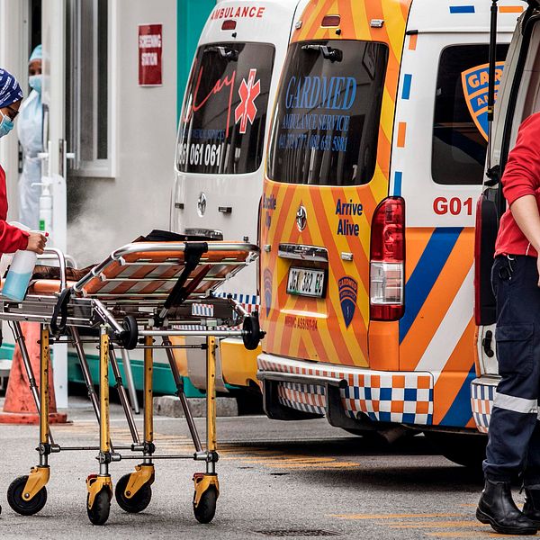 Ett förbud mot försäljning av alkohol återinförs i Sydafrika, för att minska belastningen på landets sjukvård. Bilden visar sjukvårdspersonal utanför ett antal ambulanser, i staden Port Elizabeth, i Sydafrika.