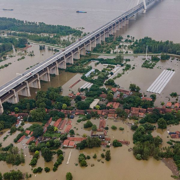 Floden Yangtze har svämmat över i Wuhan, Kina.