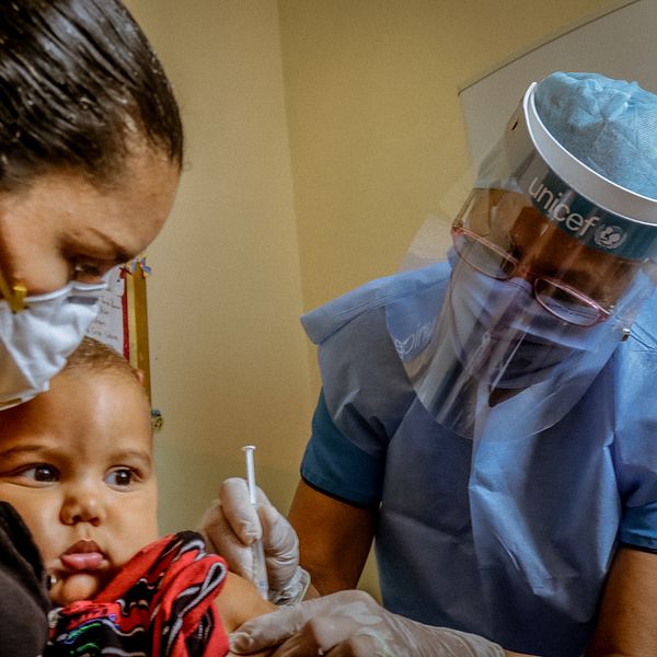 En ettåring får vaccin mot polio, gula febern och stelkramp i delstaten Boliviar i Venezuela 2 juli 2020.