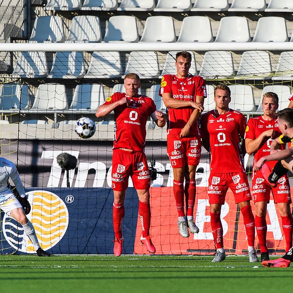 Häckens Patrik Wålemark skruvar in 1-0 mot Elfsborg.