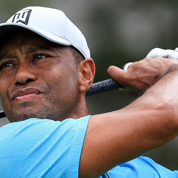 Skadekänningar gjorde att Tiger Woods inte fick ut full kapacitet under dagens runda i Ohio.
