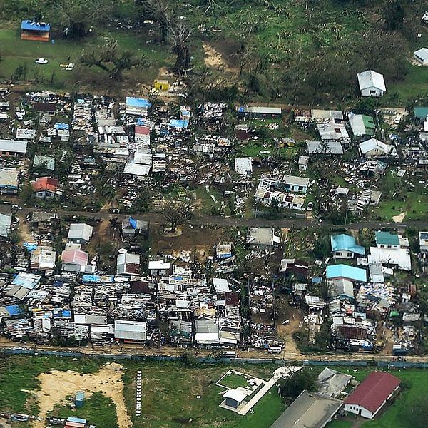 Stor förstörelse efter monsterorkanen Pam. Runt tio svenskar befinner sig i Vanuatu.