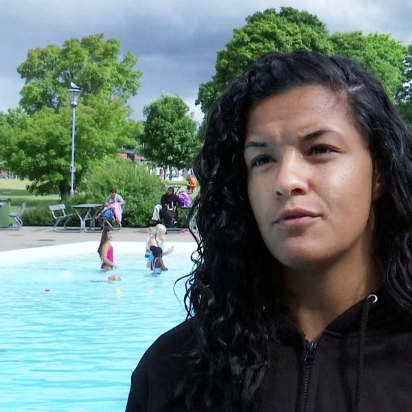 Starta klippet för att höra Izabelle Asprou, arbetsledare vid Vox-badet, berättar om de stora skillnaderna i simkunnighet bland barnen i olika delar av Örebro