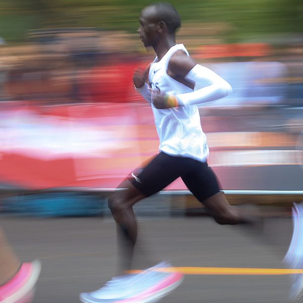 Eliud Kipchoge sprang i fjol ett maraton under två timmar i ”superskon”.
